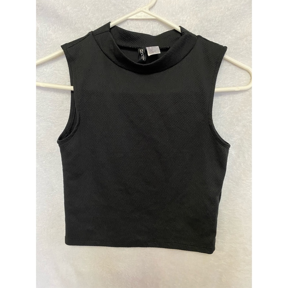 H&M - Black crop top